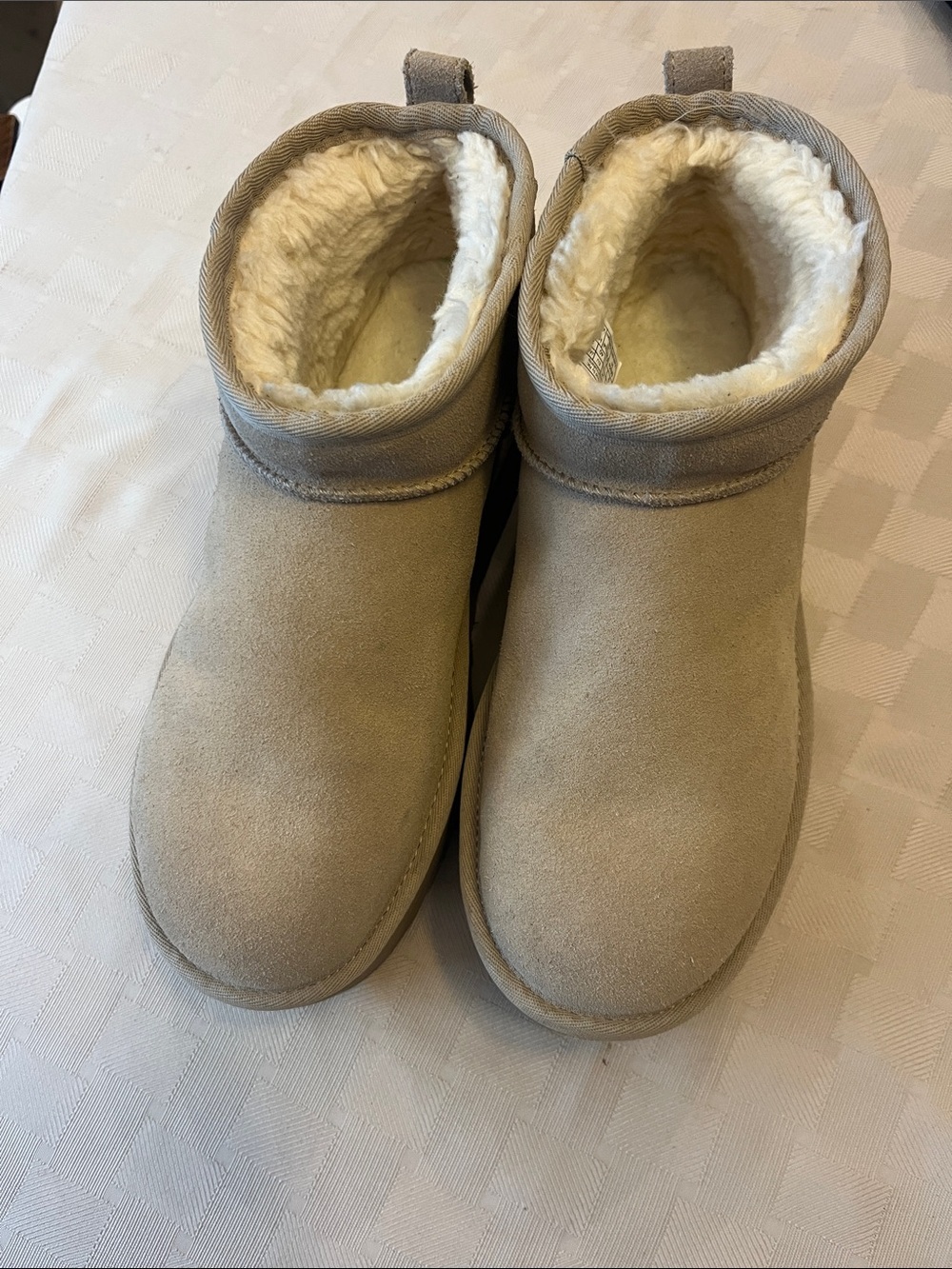 UGG Women's Short Suede Ankle Boots in Light Beige with Shearling Lining size 9